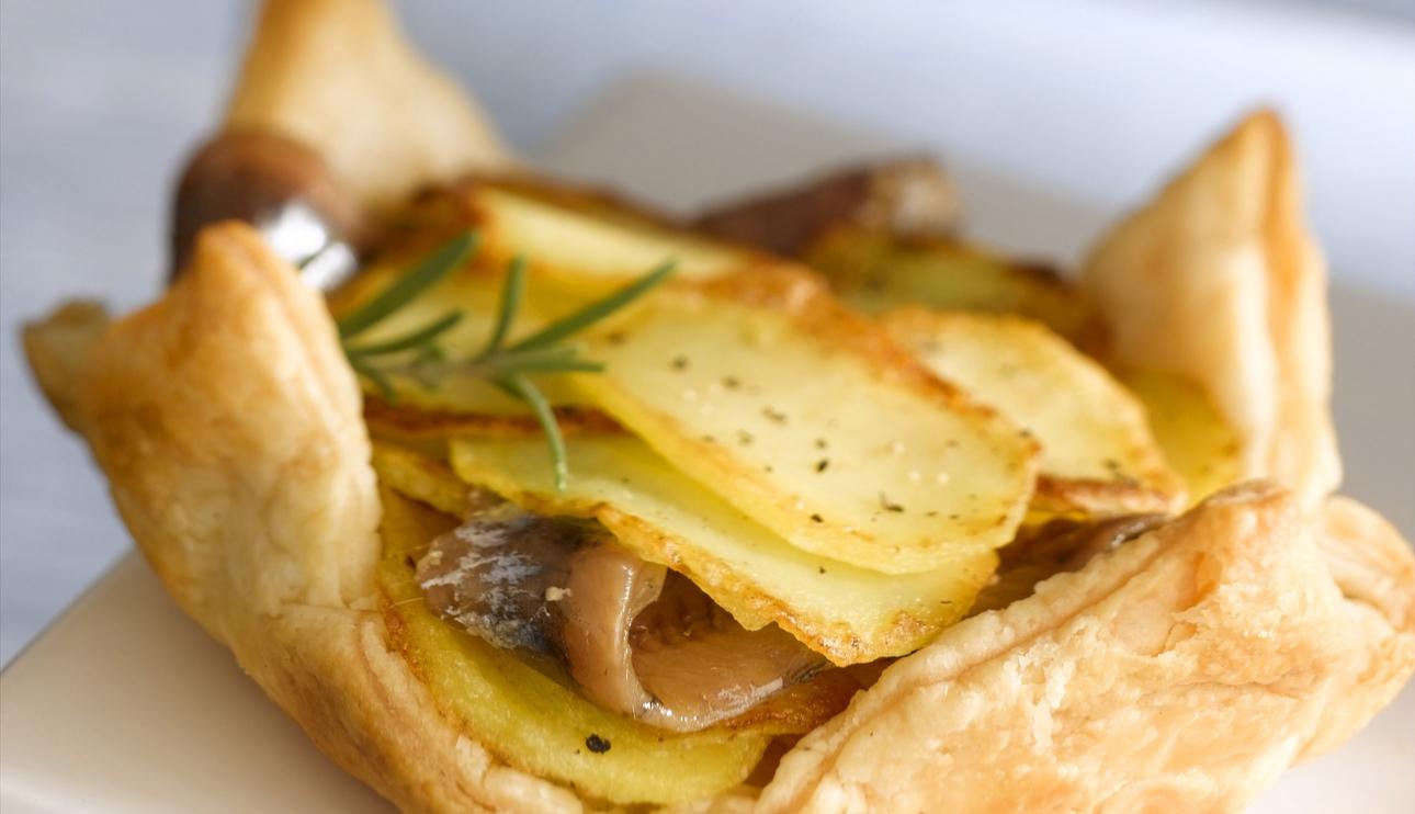 Hojaldre de patatas con anchoas ahumadas