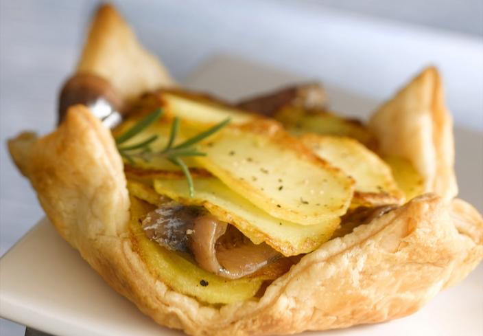 Hojaldre de patatas con anchoas ahumadas