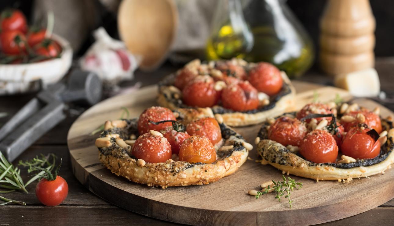 Montaditos de hojaldre con tomates cherry y aceitunas negras