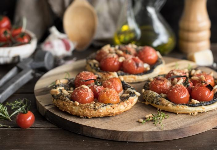 Montaditos de hojaldre con tomates cherry y aceitunas negras