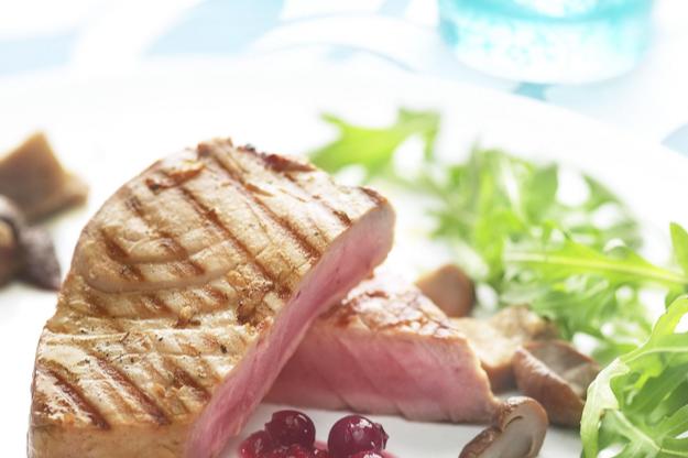 Atún fresco con confitura de grosellas y jengibre