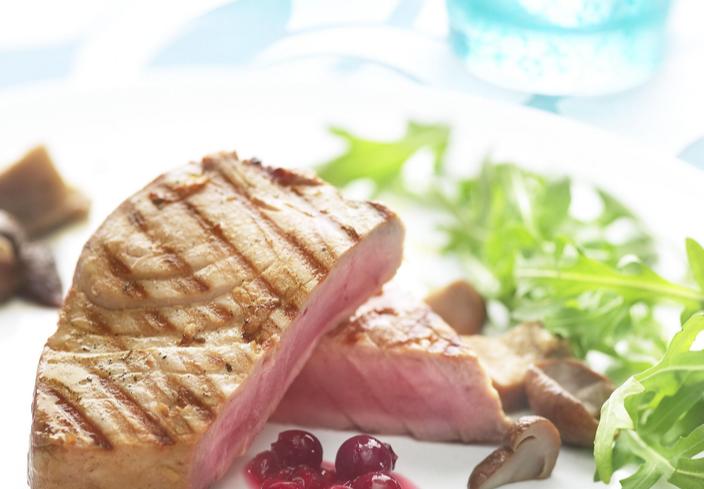 Atún fresco con confitura de grosellas y jengibre