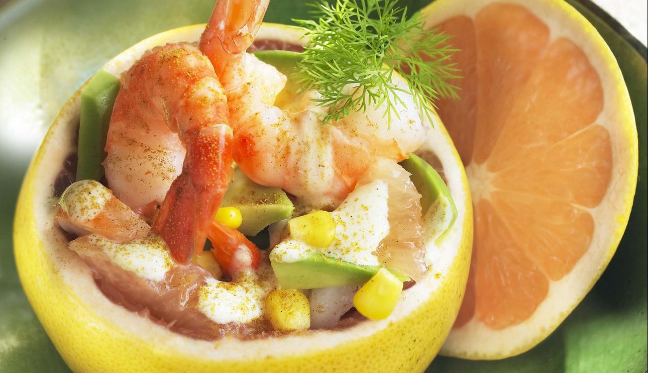 Ensalada de pomelo y langostinos al curry