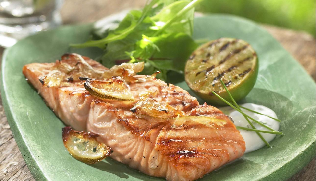 Salmón con limas y salsa de hierbas ligera