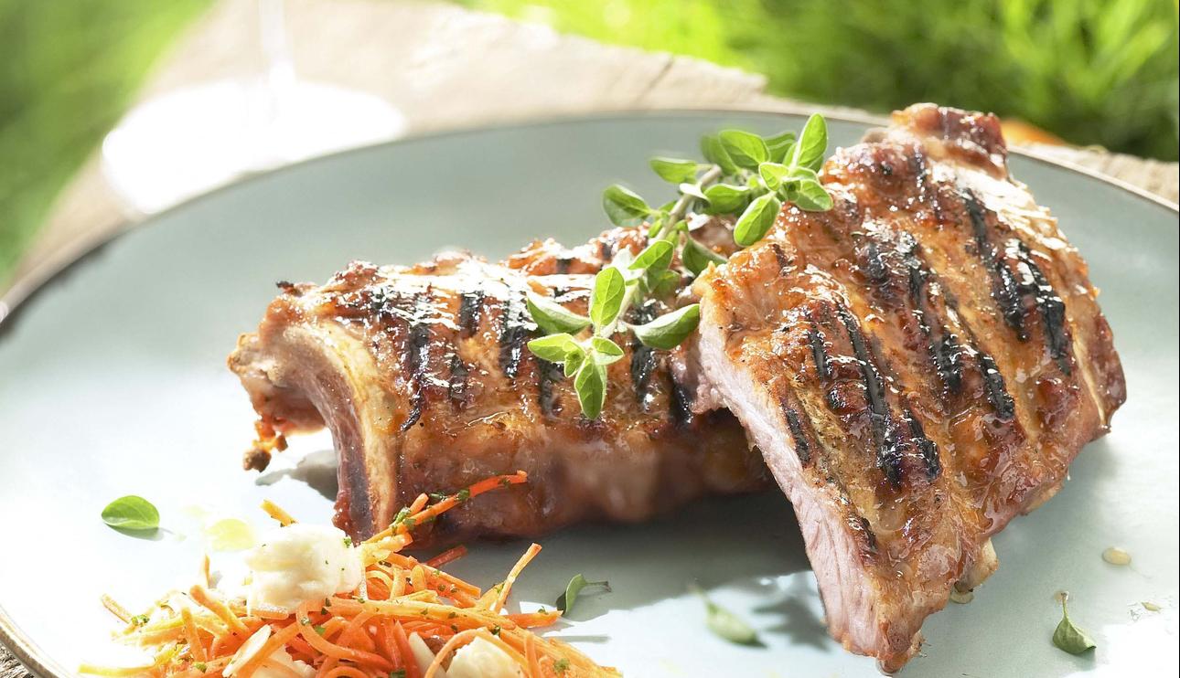 Costillas dulces con ensalada crujiente de zanahorias