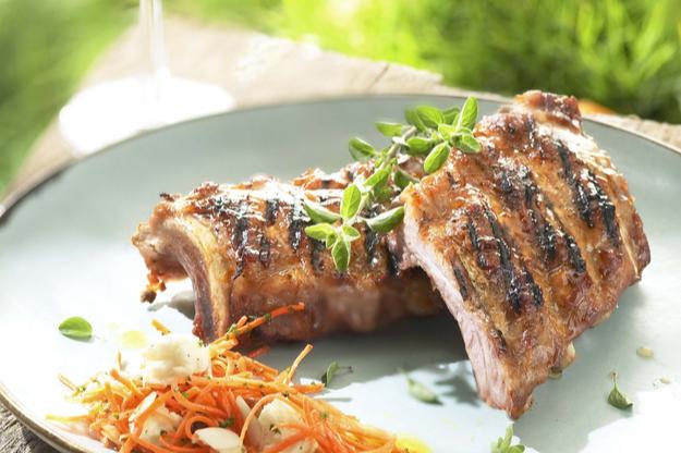 Costillas dulces con ensalada crujiente de zanahorias
