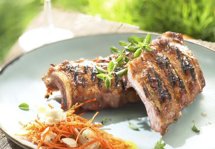 Costillas dulces con ensalada crujiente de zanahorias