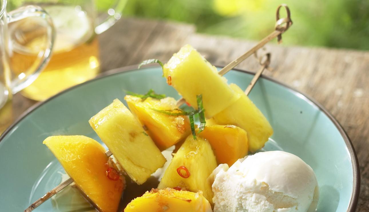 Brochetas de fruta picante caramelizada