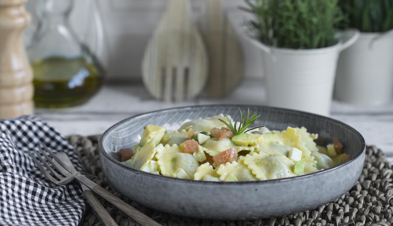 Ensalada de ravioli con aguacate
