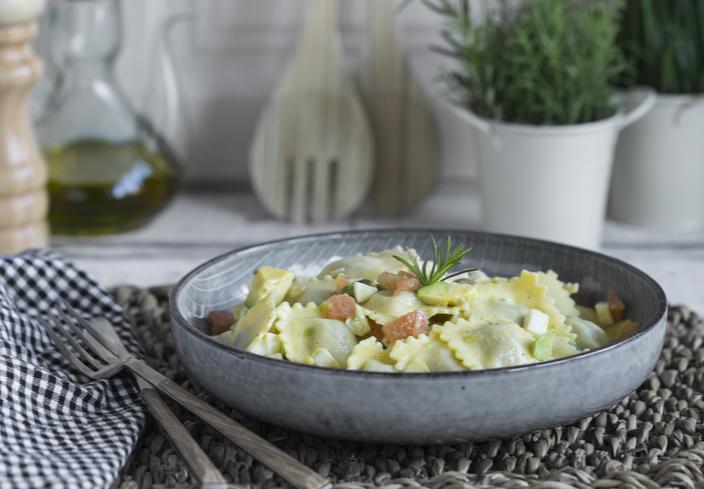 Ensalada de ravioli con aguacate