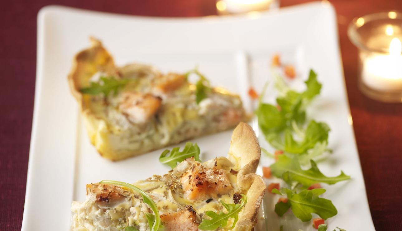 Tarta de salmón y endibias con rúcula y granada