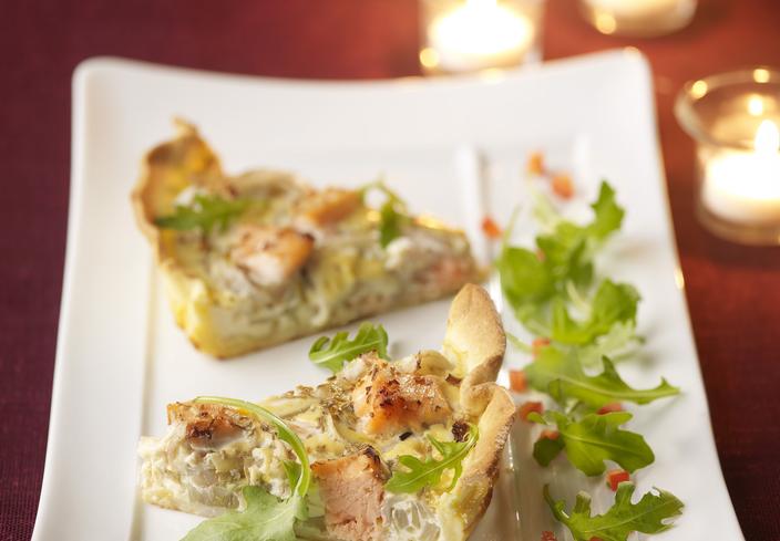 Tarta de salmón y endibias con rúcula y granada