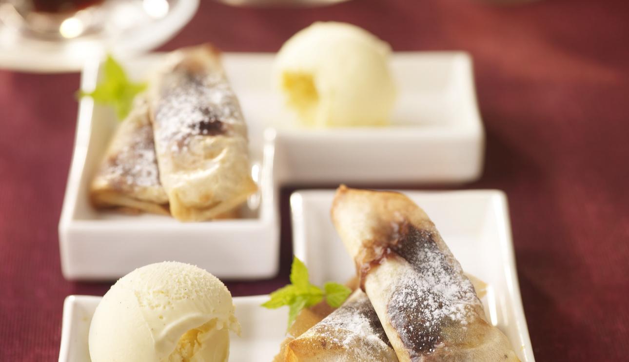 Nems rellenos de plátano y chocolate con helado