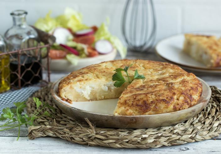 Tortilla de patatas y bacalao