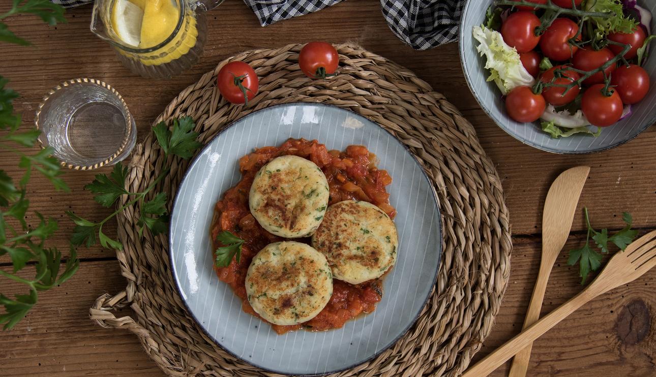 Hamburguesas de merluza con salsa de tomate