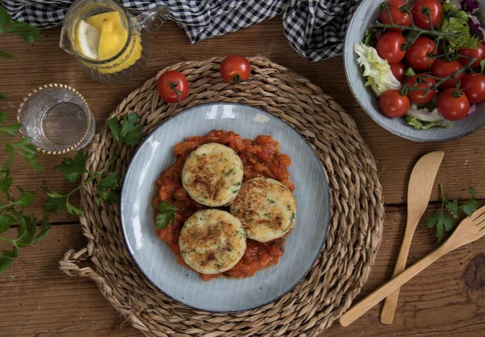 Hamburguesas de merluza con salsa de tomate