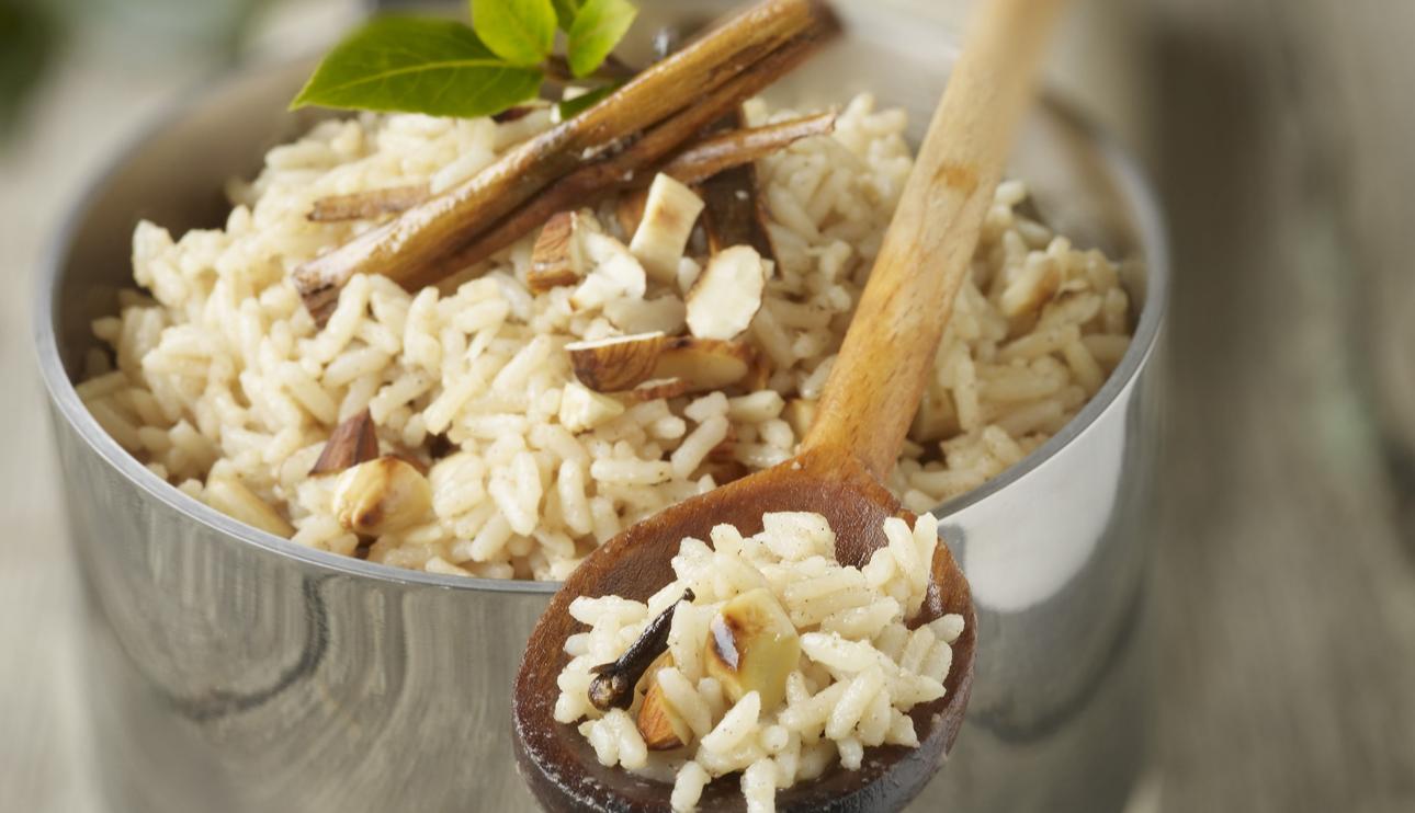 Arroz blanco con especias y almendras