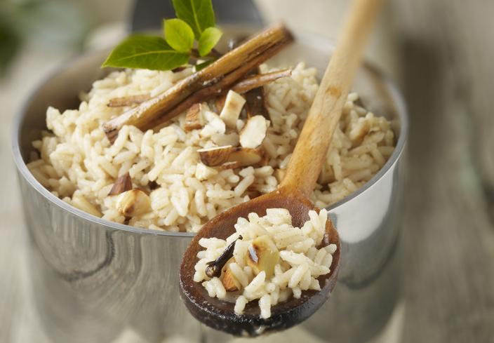 Arroz blanco con especias y almendras