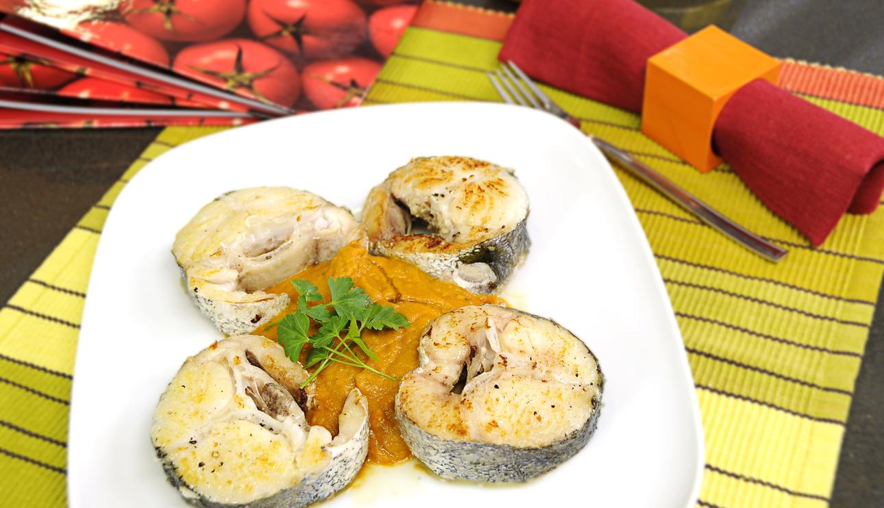 Merluza al vapor con salsa de tomate y pimientos