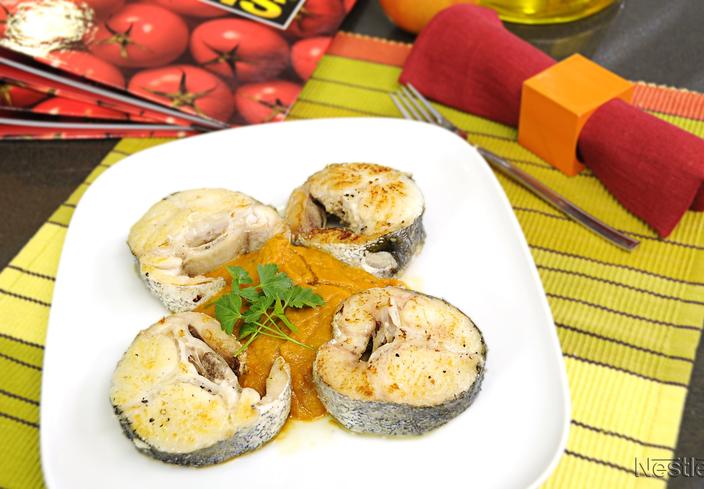 Merluza al vapor con salsa de tomate y pimientos