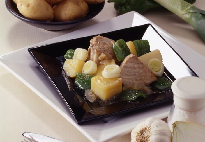 Bonito con patatas y puerros