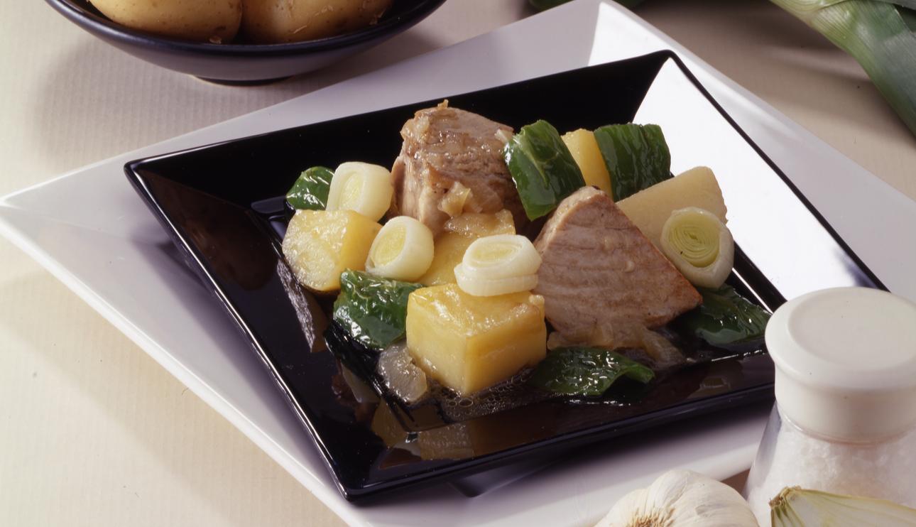 Bonito con patatas y puerros