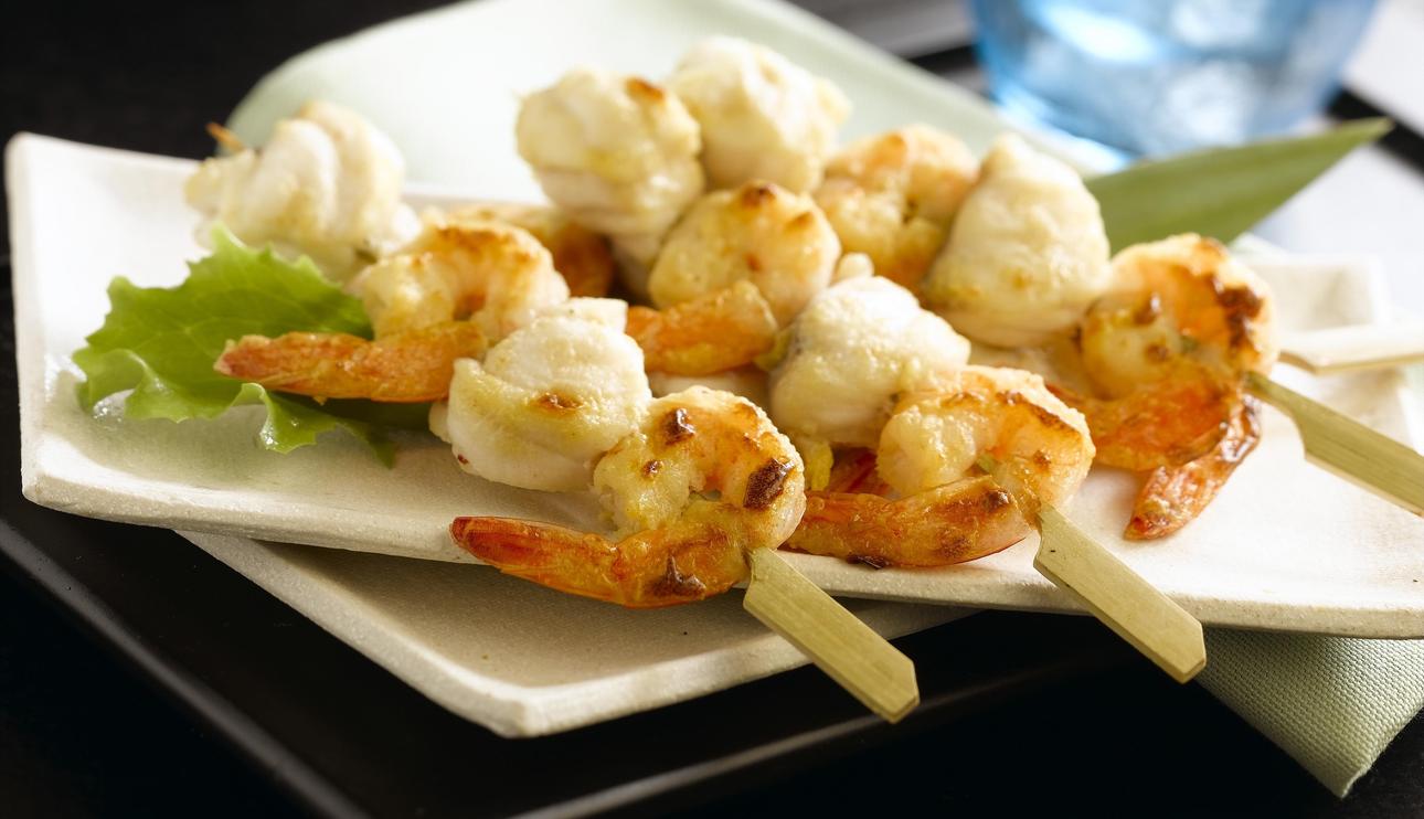 Brochetas de rape y gambas con salsa de anchoas