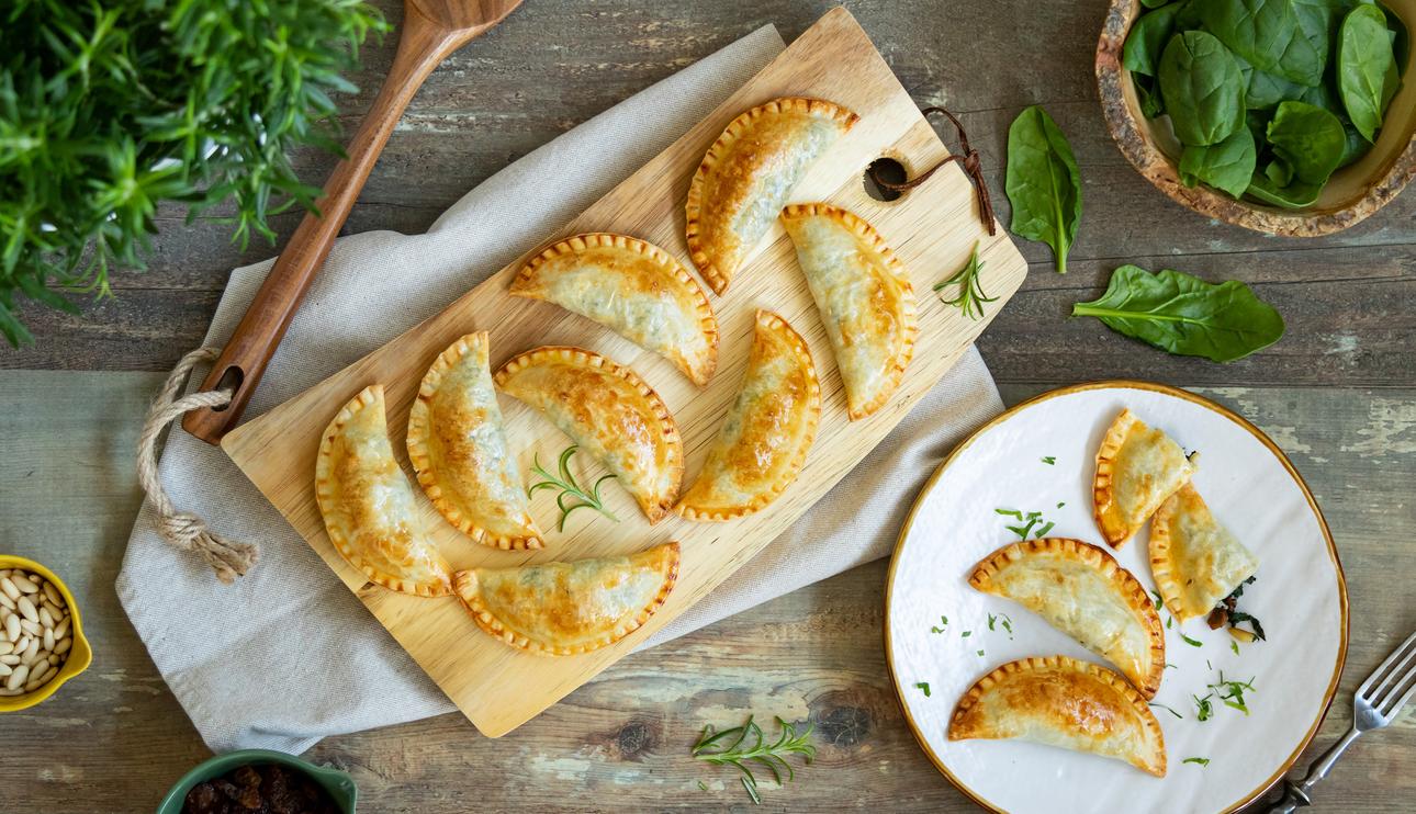 Empanadillas de espinacas al horno con pasas y piñones