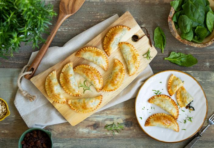 Empanadillas de espinacas al horno con pasas y piñones