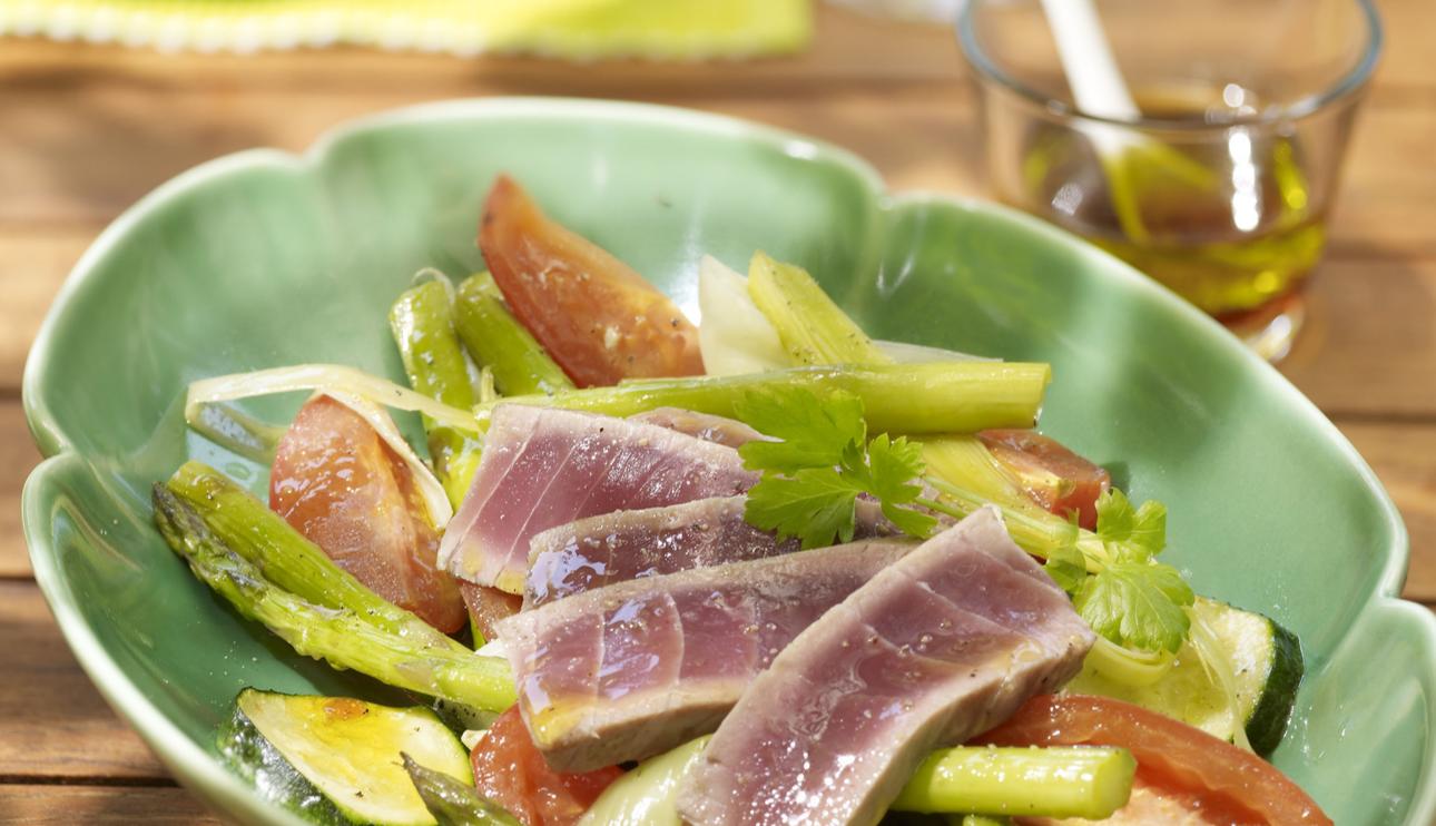 Atún fresco con verduras al horno