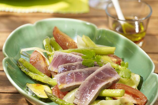 Atún fresco con verduras al horno