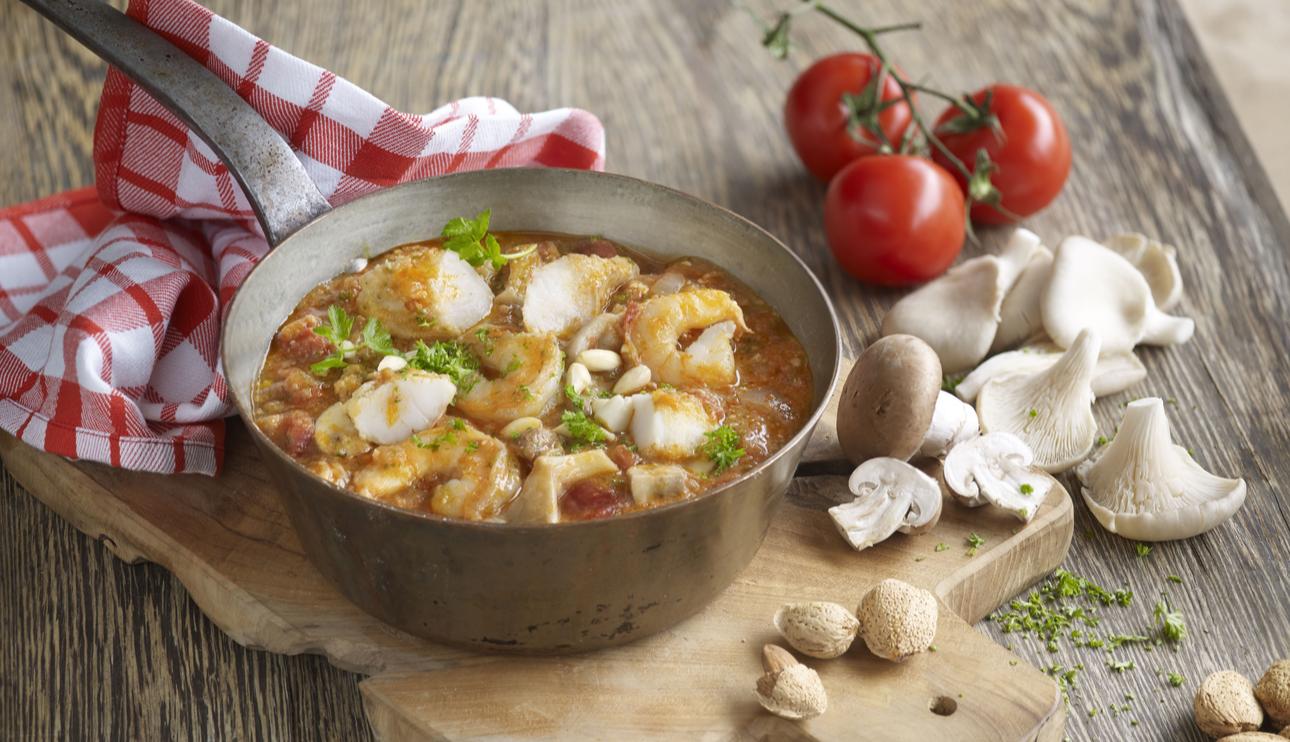 Cazuela de rape, gambas y setas