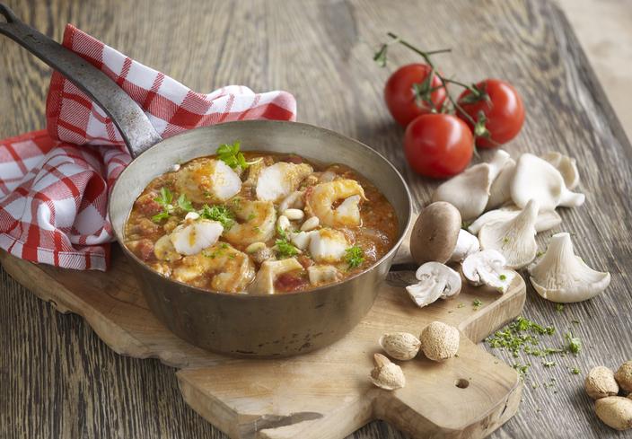 Cazuela de rape, gambas y setas