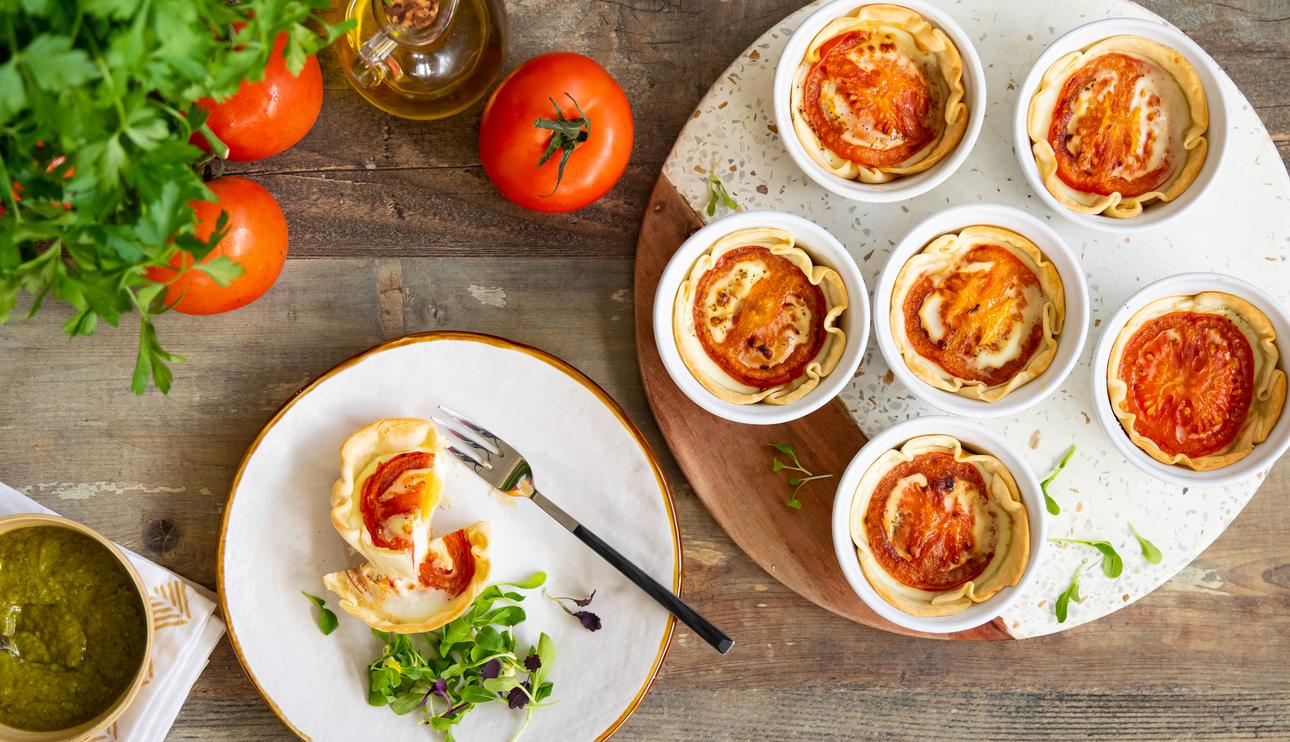 Huevos con tomate en molde