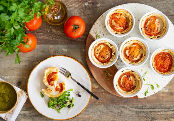 Huevos con tomate en molde