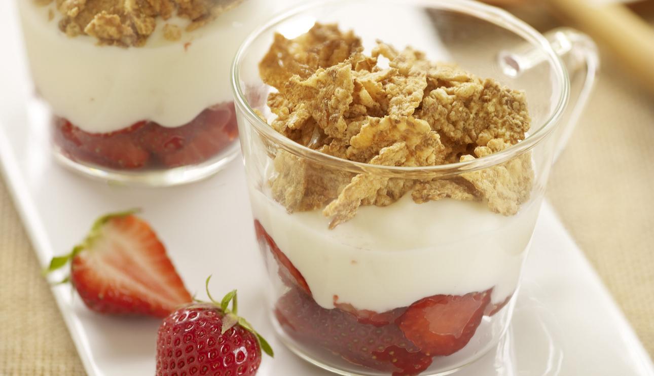 Copas de yogur con fresones y cereales