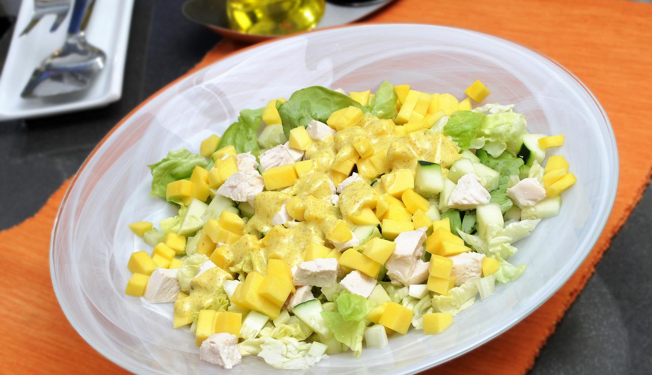 Ensalada de pollo y mango con salsa de yogur al curry