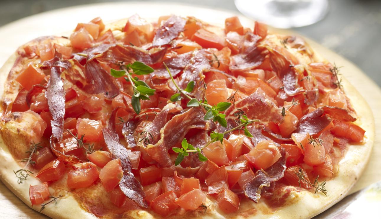Pizza de tomate y jamón ibérico