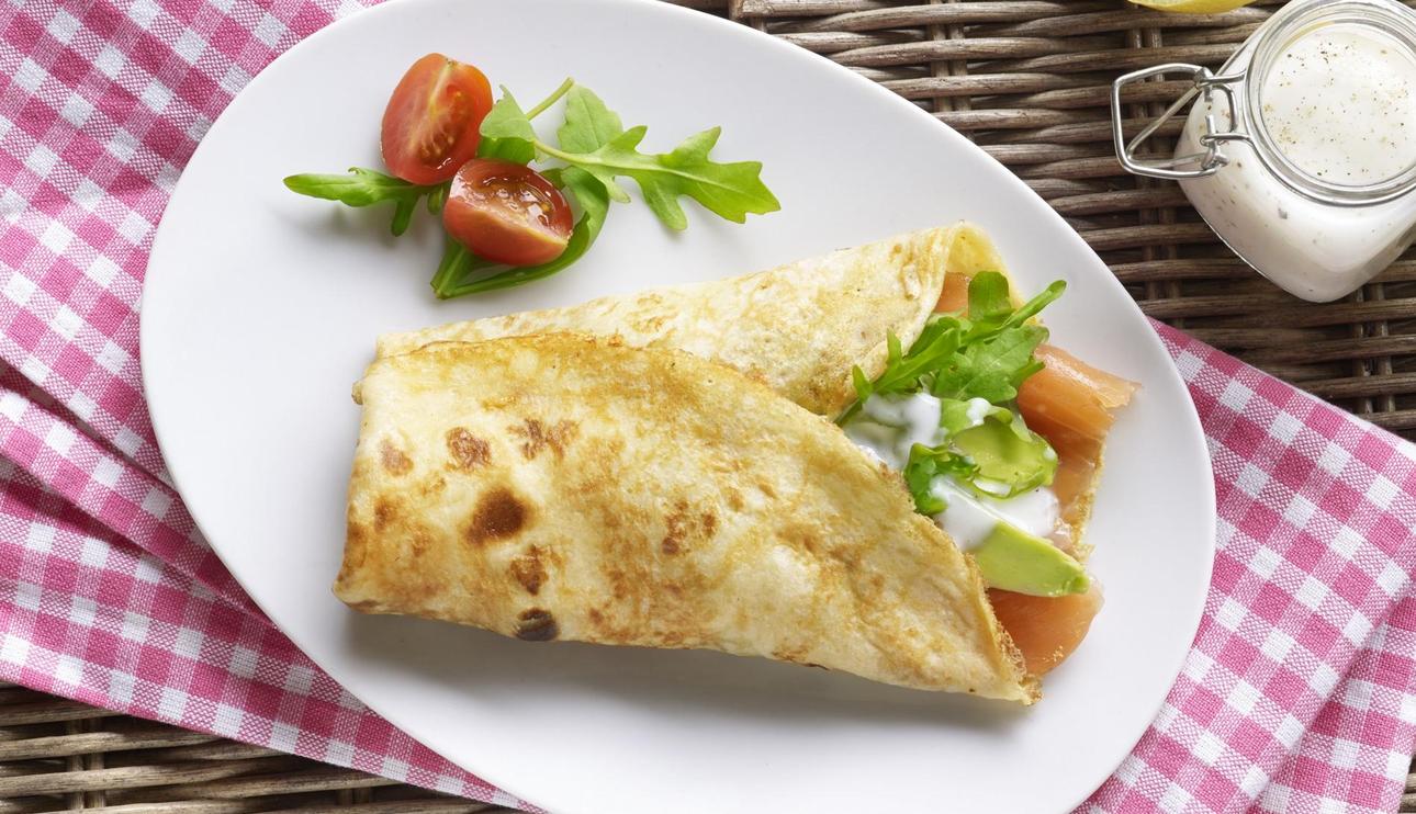Rollos de creps con salmón y ensalada