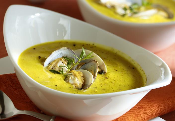 Sopa de cebolla y soja al curry con almejas
