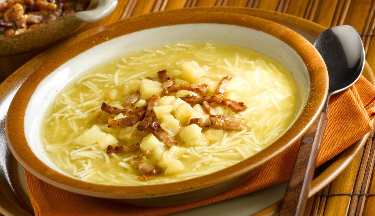 Sopa de pollo con fideos al curry