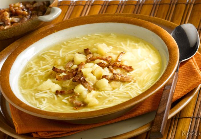 Sopa de pollo con fideos al curry