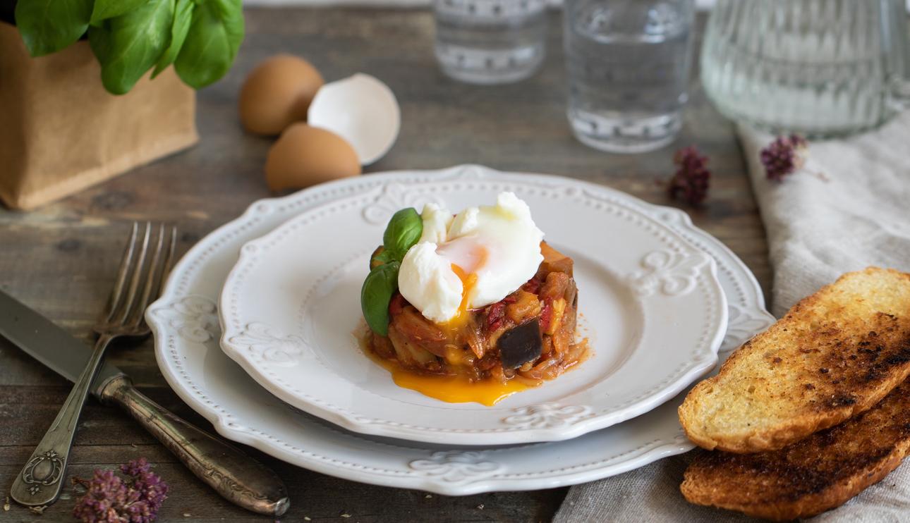 Verduras estofadas con huevo escalfado