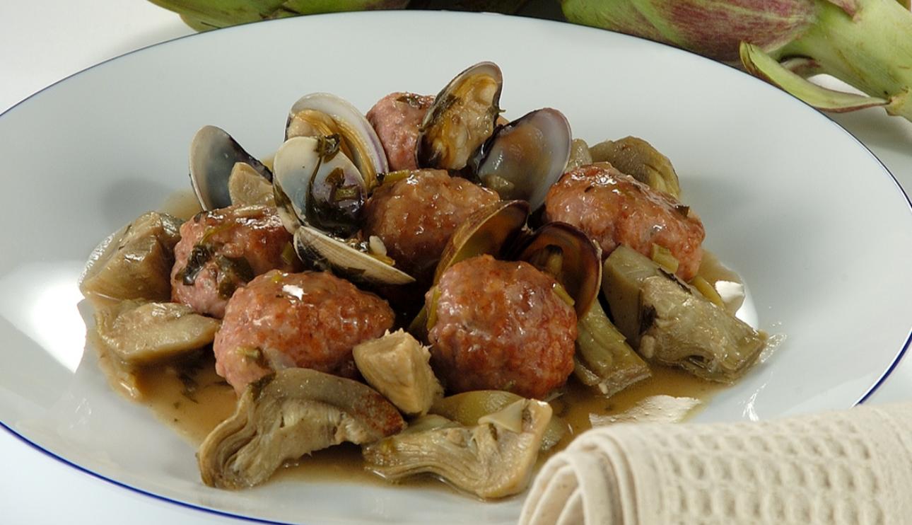 Albóndigas con alcachofas y almejas