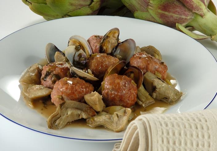 Albóndigas con alcachofas y almejas