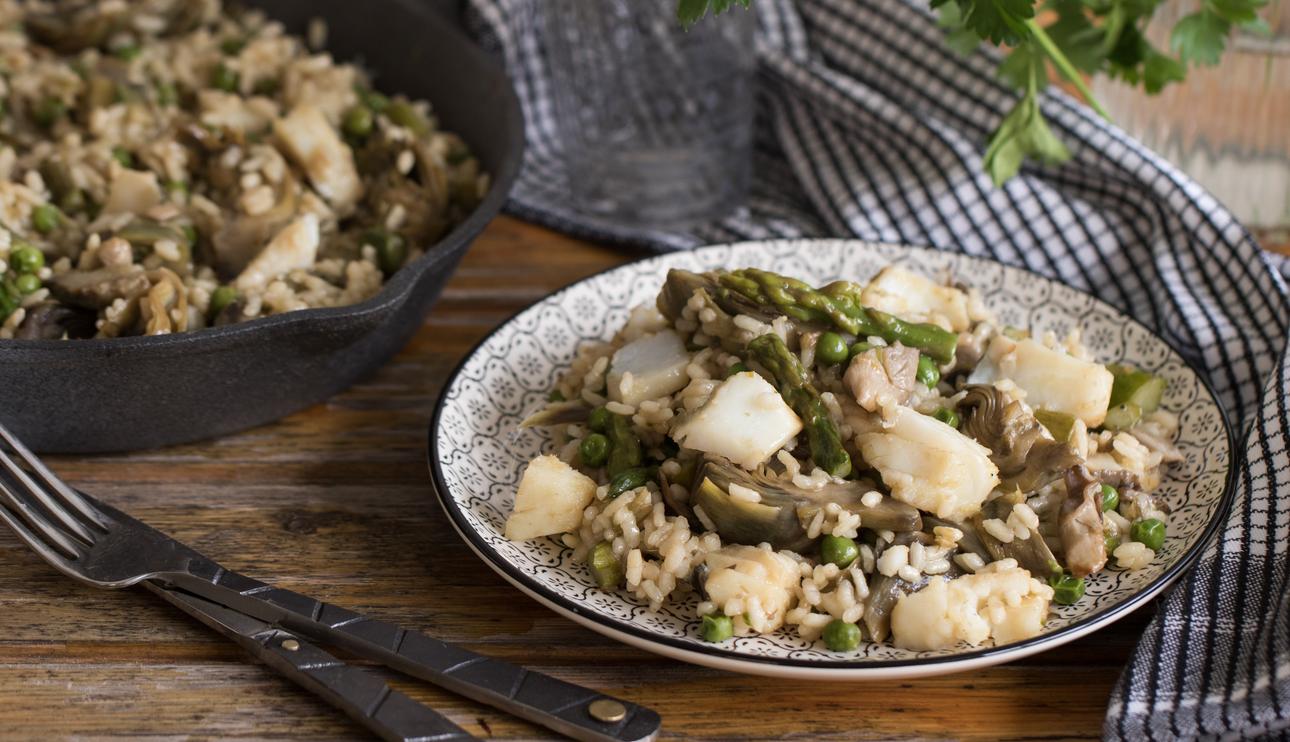 Arroz con bacalao y verduras de primavera