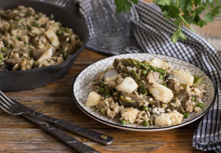 Arroz con bacalao y verduras de primavera