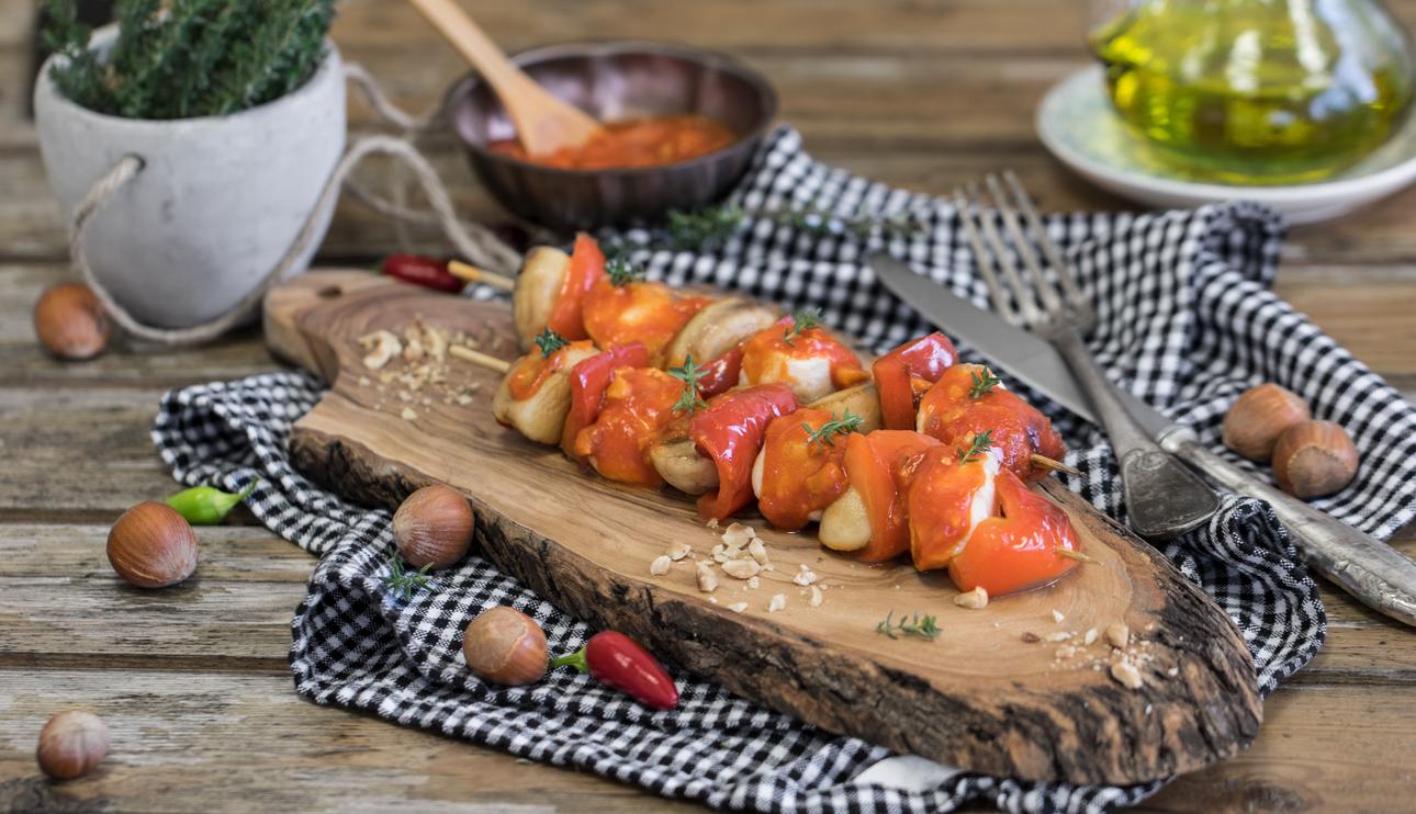 Brocheta de pollo y verduras con salsa de tomate y almendras