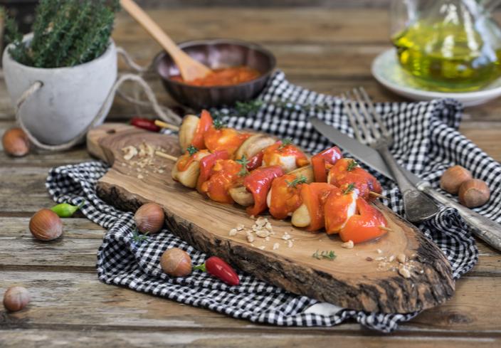 Brocheta de pollo y verduras con salsa de tomate y almendras