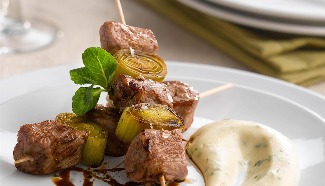 Brochetas de cordero con puré de patatas y coliflor